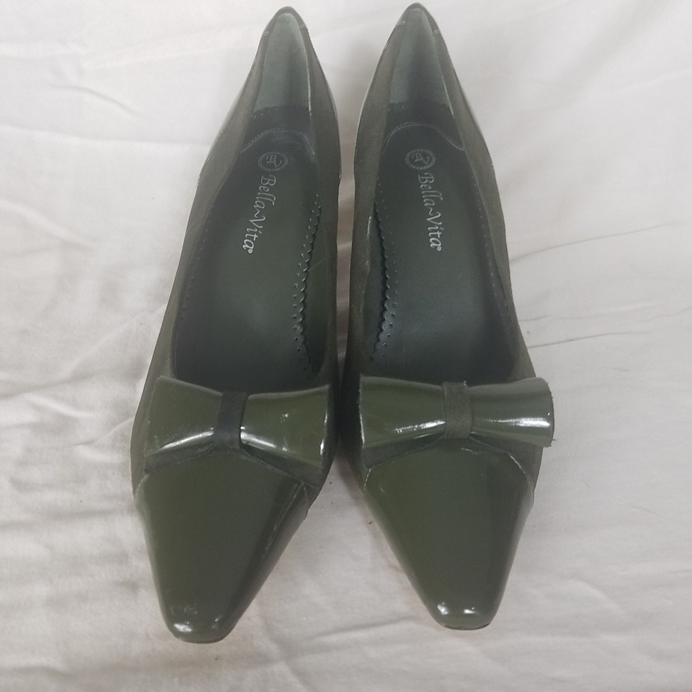 Bella Vita Pumps Women 10WW Olive Green NWOT Bow Pointed Toe Patent faux leather